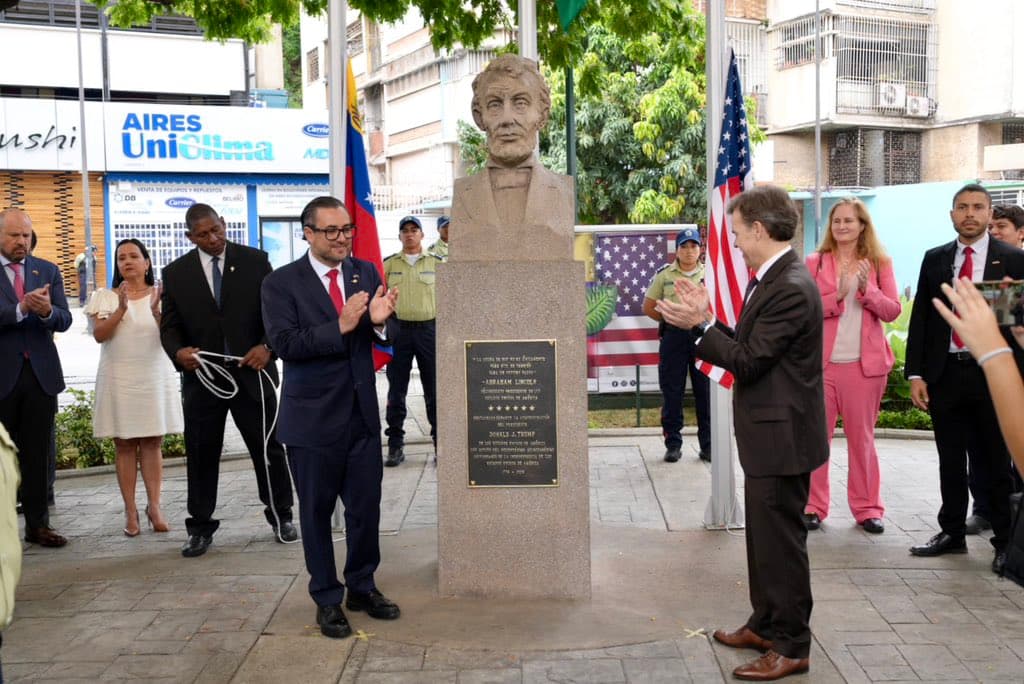 Reinauguran plaza Lincoln en Bello Monte con placa dedicada a Donald Trump