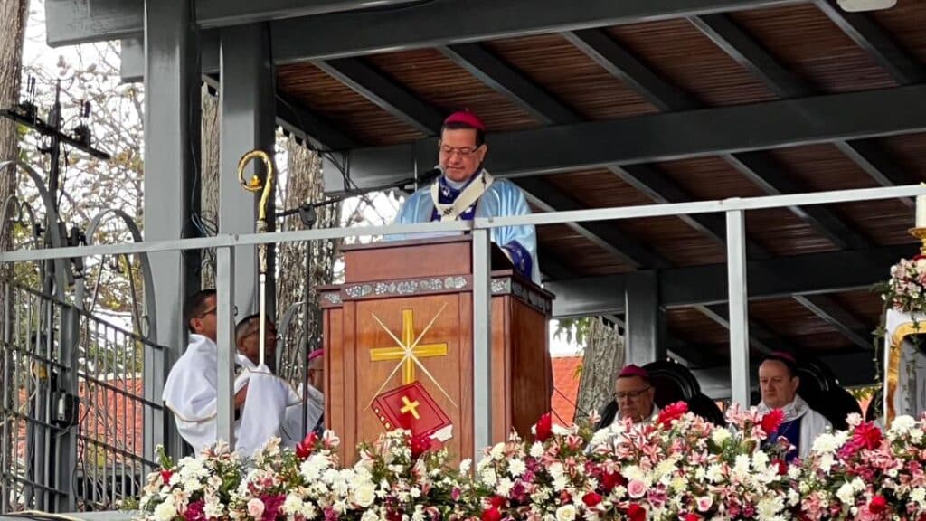 Monseñor Polito Rodríguez exige liberación total de presos políticos durante misa de la Divina Pastora