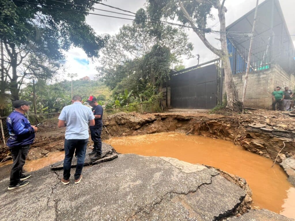 Rotura de tubería en El Hatillo causa inundación y deja sin agua al este de Caracas