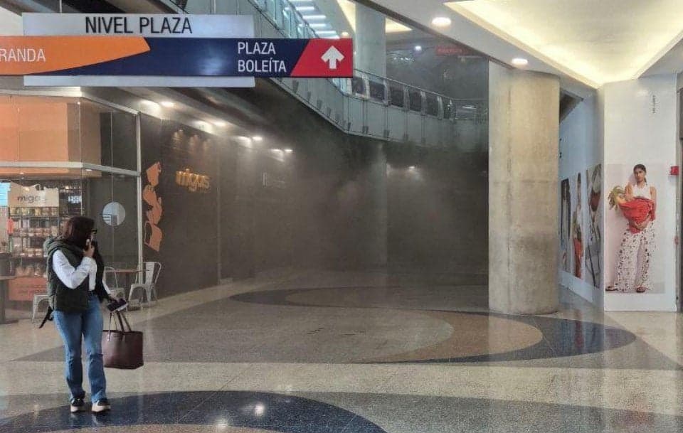 Incendio en el Centro Comercial Líder de Caracas: Usuarios reportan en redes