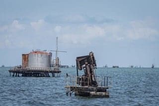 Venezuela Suspende 19 Contratos Petroleros para Auditoría con EE. UU.