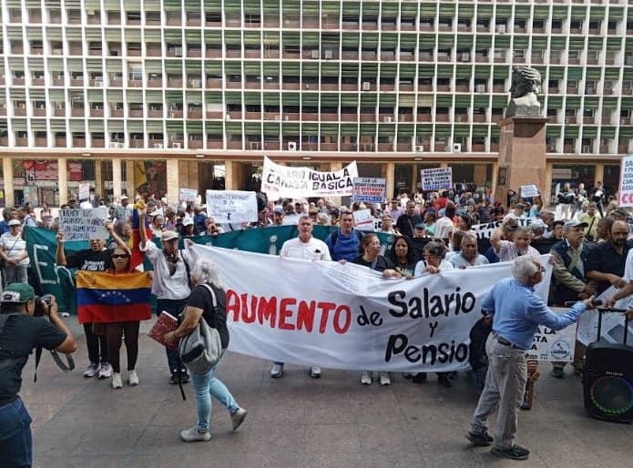 Trabajadores exigen fin de salarios de pobreza en protesta en Caracas