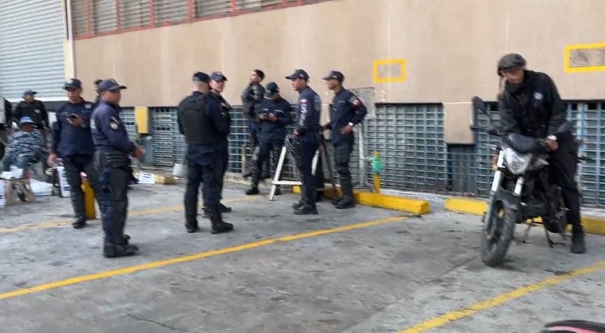 Cuerpos de seguridad intensifican hostigamiento a familias de presos políticos en Caracas