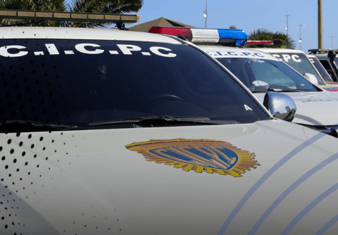 Asesino de conductor de Yummy finge duelo en la escena del crimen