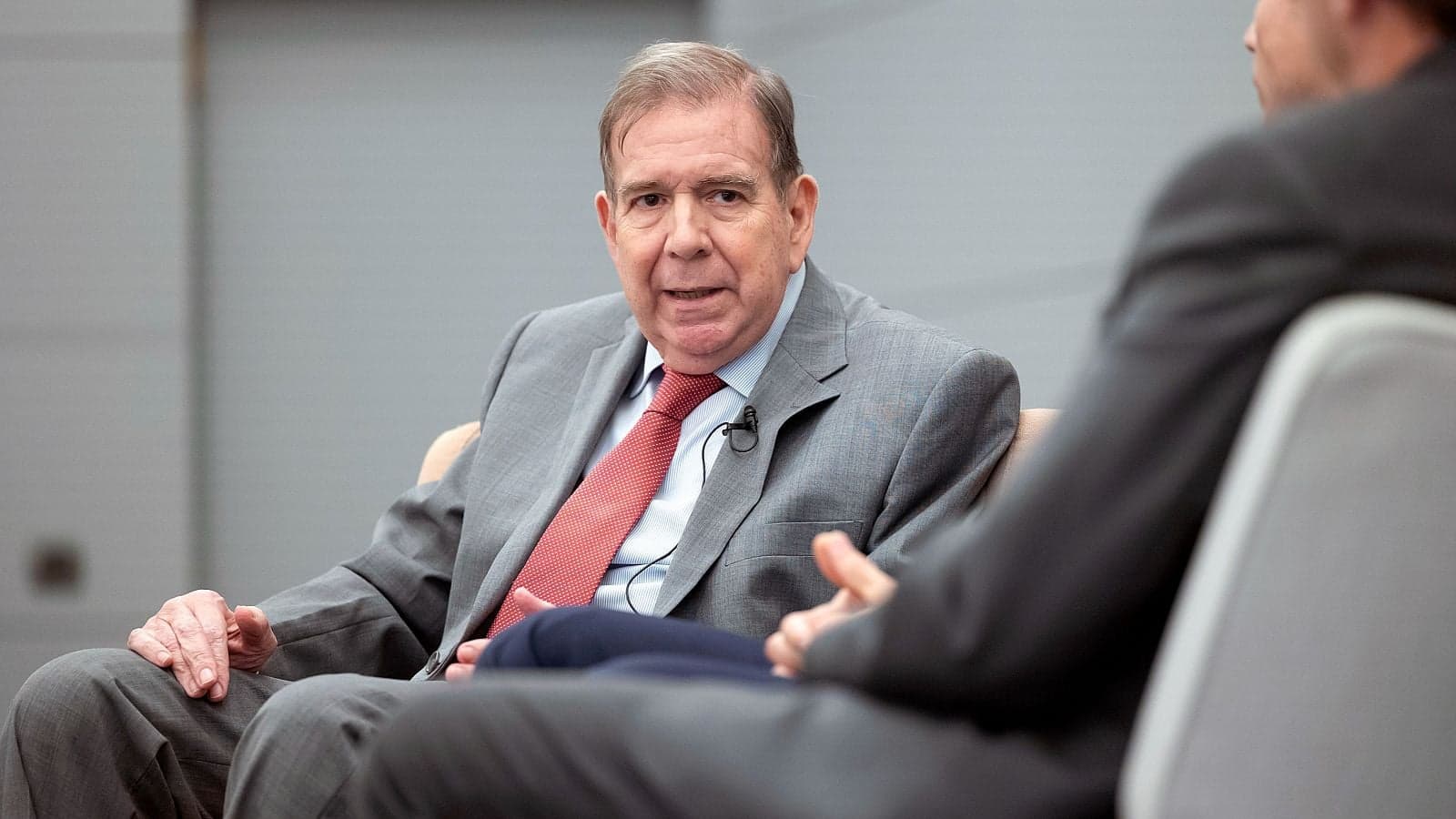 Edmundo González, líder opositor, se somete a tratamiento por cadera