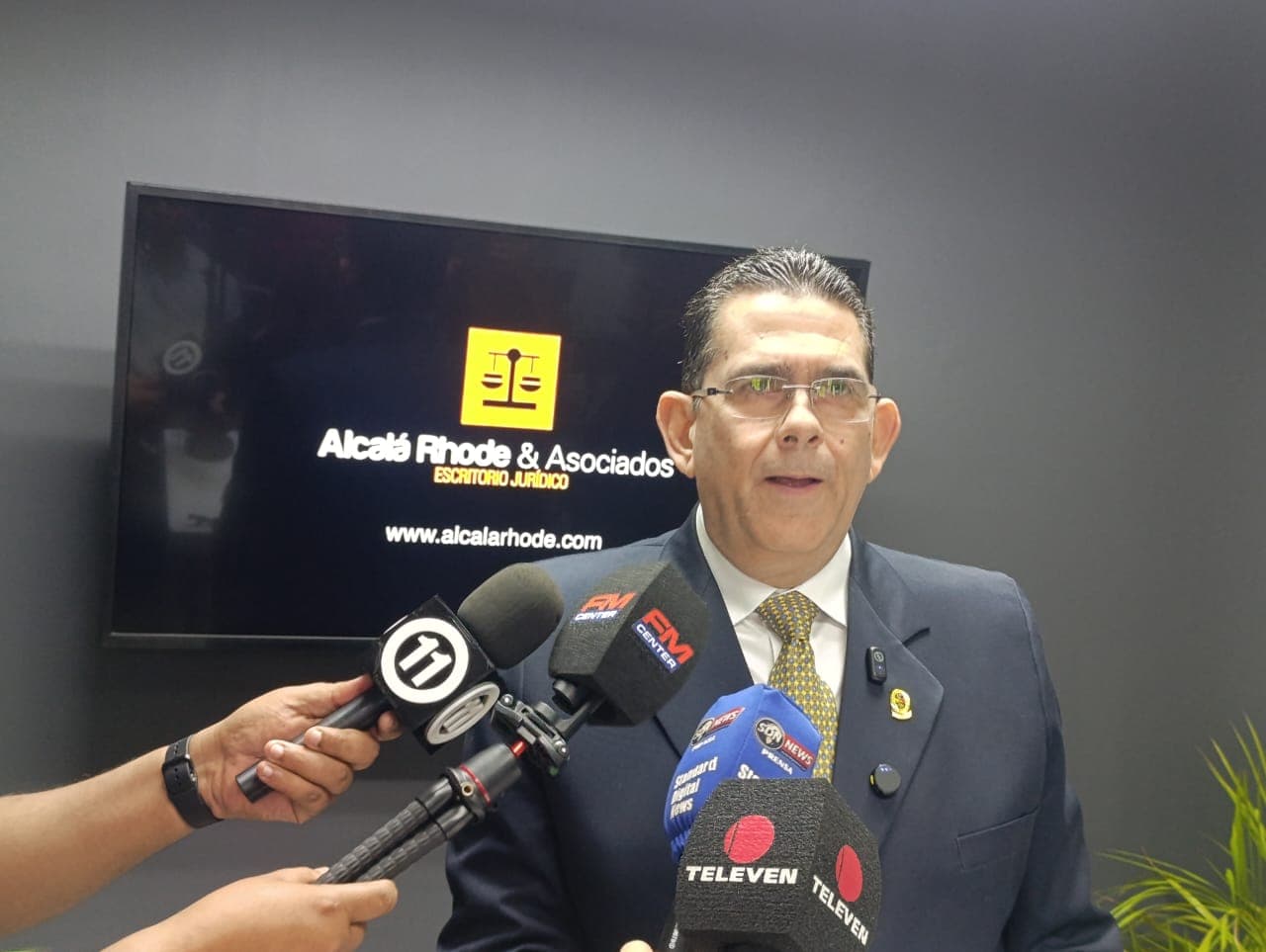 José Luis Alcalá Rhode se postula como candidato a fiscal general de Venezuela