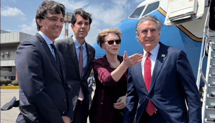 El Secretario de Interior de EE. UU. Visita Venezuela para Diálogo Político