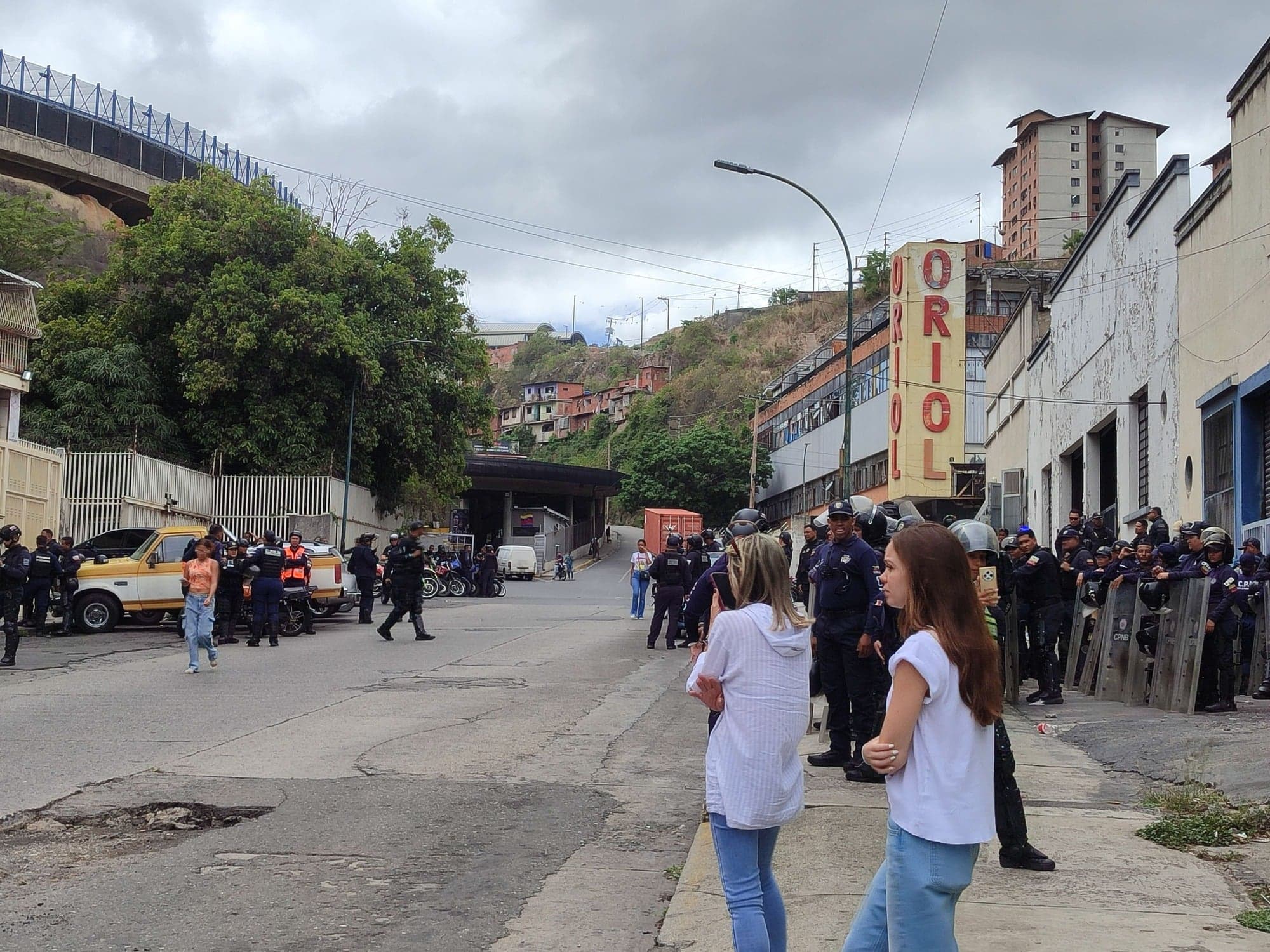 Detenciones en El Helicoide: Policias denuncian torturas y abusos