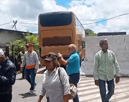 Retienen autobús de jubilados petroleros en Venezuela: Protesta por pensiones