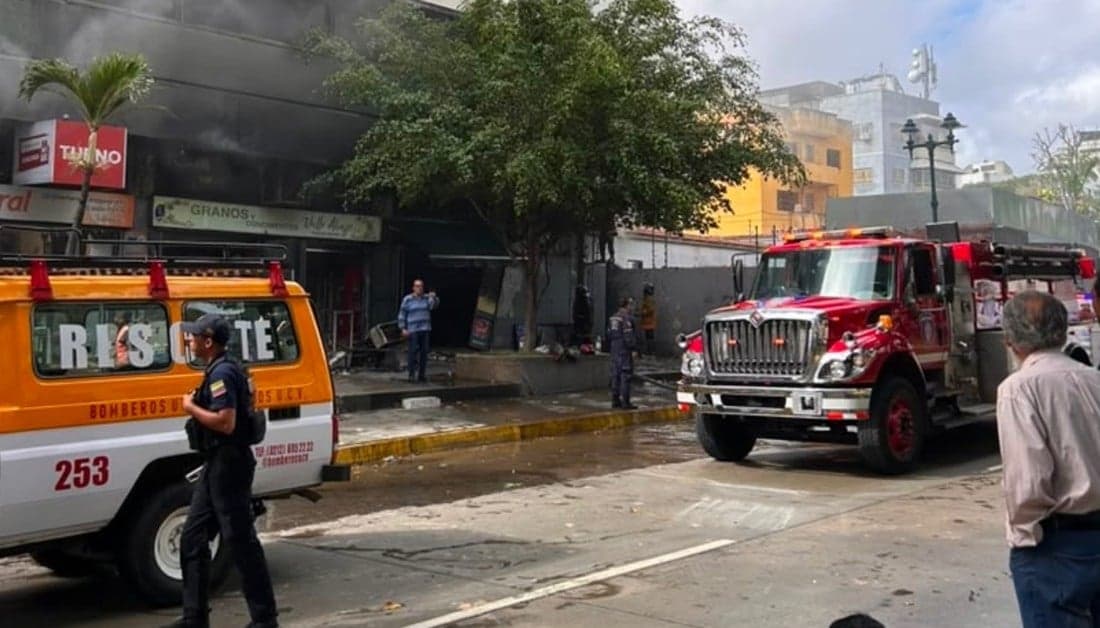 Incendio en Avenida Los Ilustres causa caos vehicular en Caracas