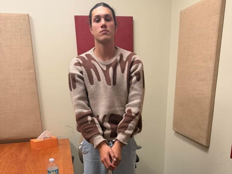 Inmigrante venezolano arrestado tras intento de ahogo en playa de Florida