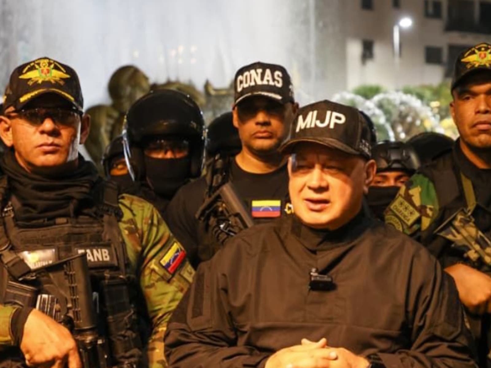 Cabello presume control de armas y lanza dardos a EE. UU.