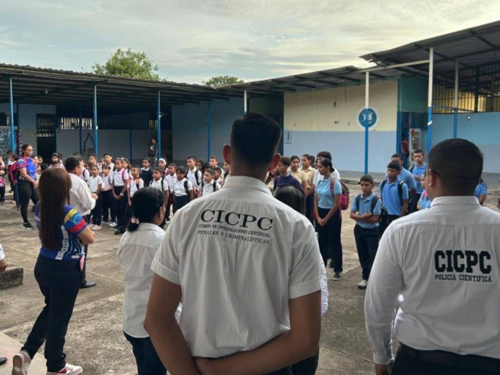 Regreso a clases con funcionarios de seguridad, baja asistencia y aumento del pasaje