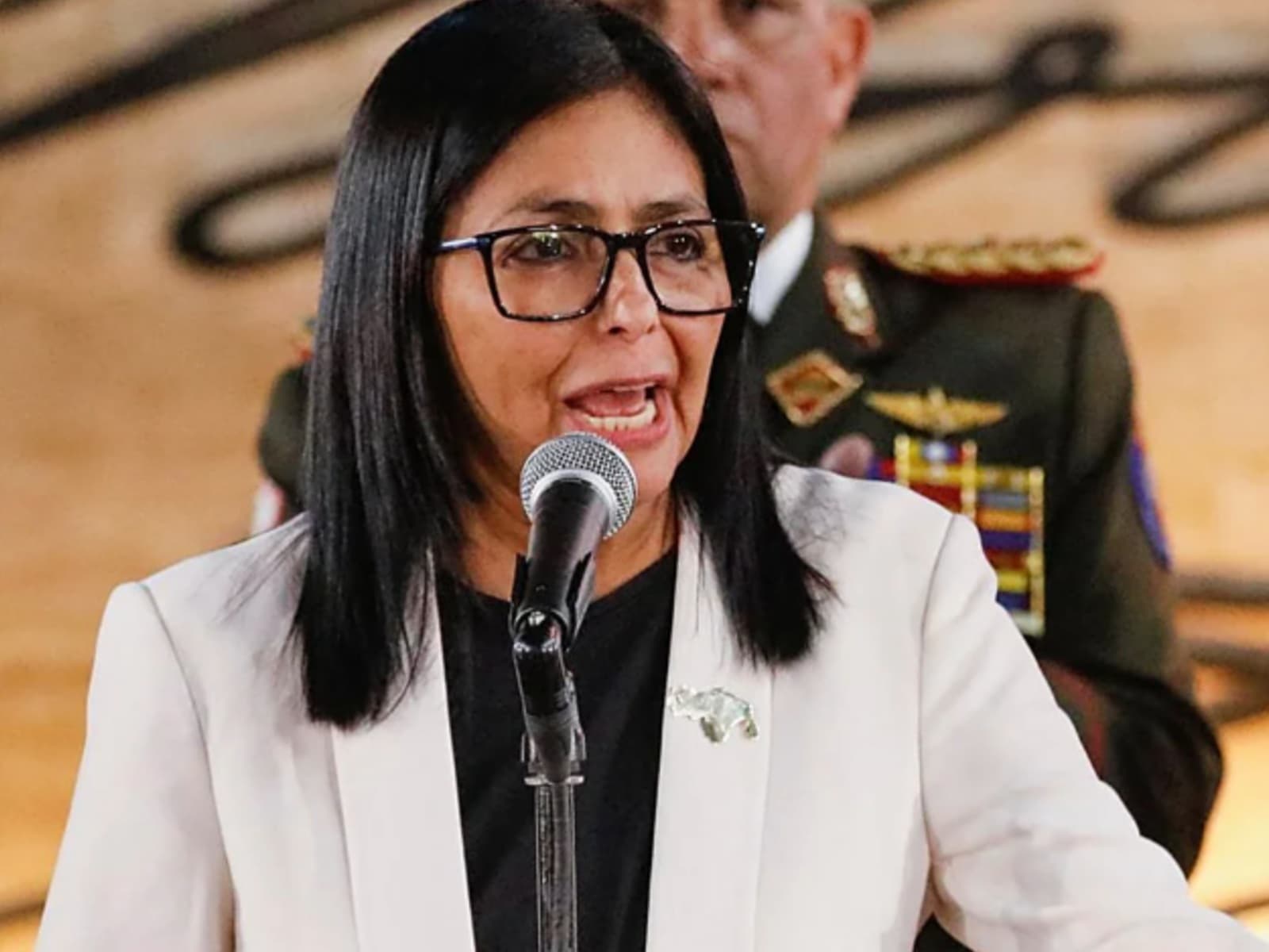 Las perlas retadoras de Delcy: “Acá hay una presidenta encargada y otro rehén de EEUU”