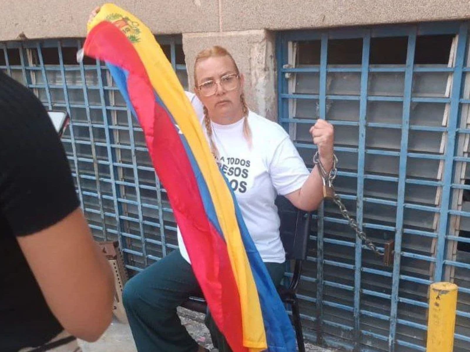 Madre de preso político se encadena en Zona 7 exigiendo justicia