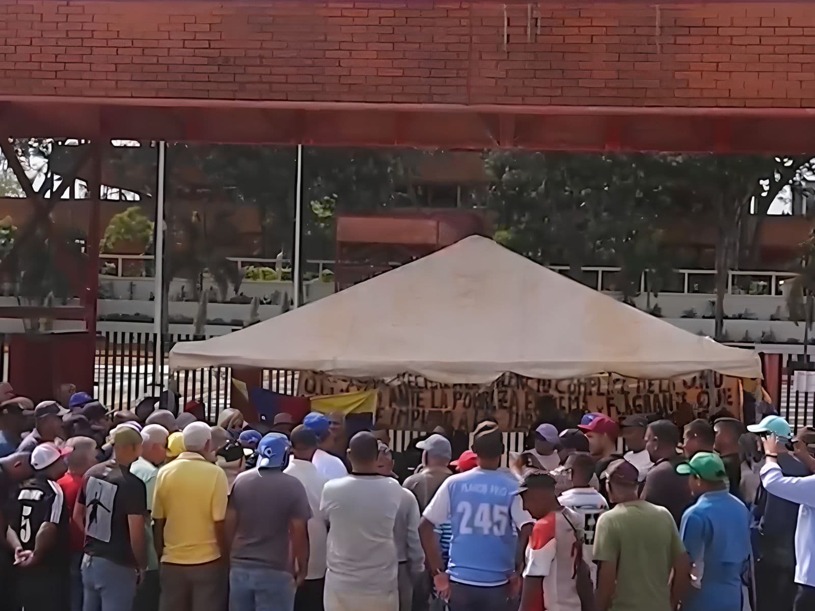 Siete días de protestas cumplen trabajadores y jubilados de empresas básicas de Guayana