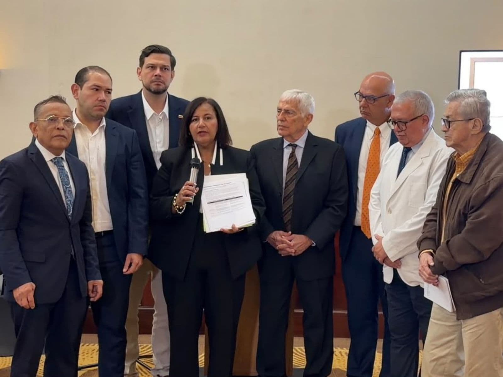 Médicos entregan propuesta a Dinorah Figuera para recuperar la salud pública