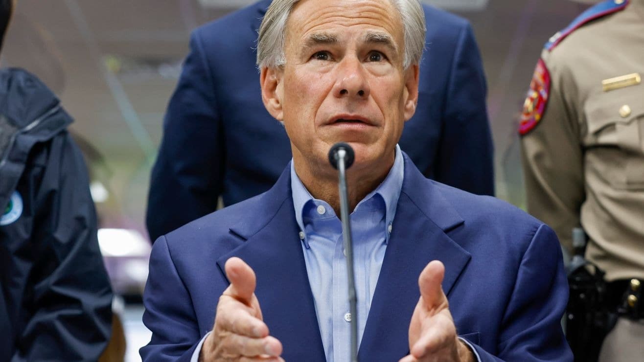 Greg Abbott aseguró que un migrante atacó con su vehículo a agentes de ICE