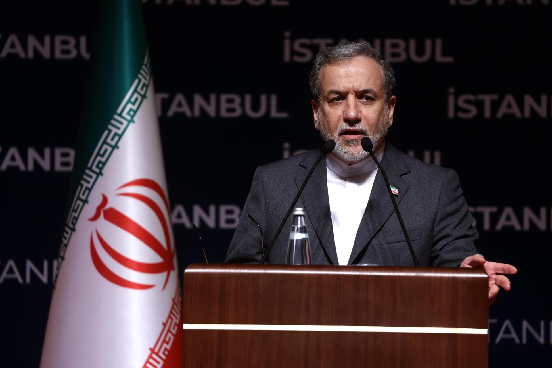 Ministro iraní garantiza que el líder supremo Jameneí sigue vivo