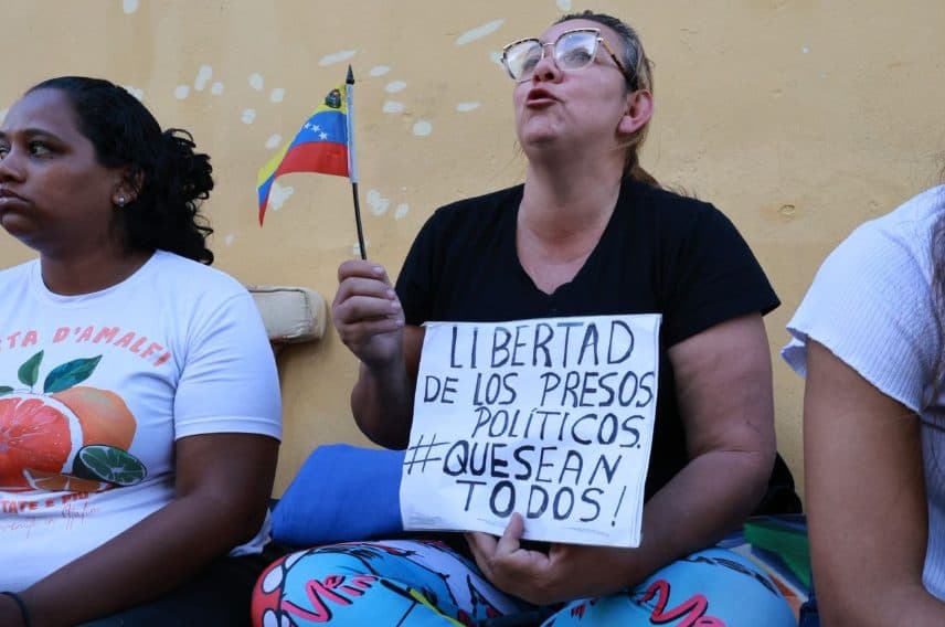 En IMÁGENES: familiares de presos políticos se mantienen a las afueras de la Zona 7