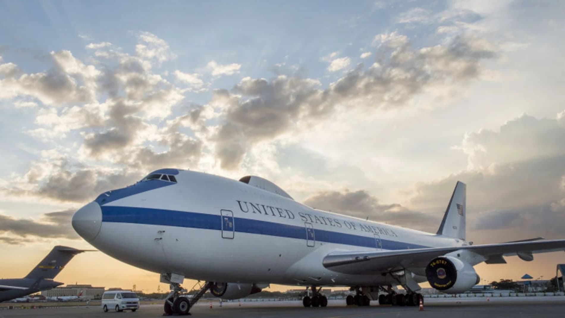 Así es el avión del "juicio final" de Donald Trump: un búnker nuclear en el aire