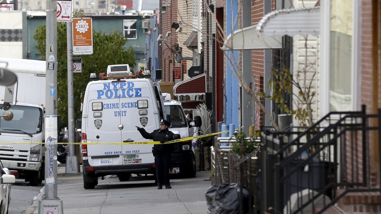 Hombre Apuñala a su Abuela de 85 Años en Brooklyn: Un Trágico Suceso