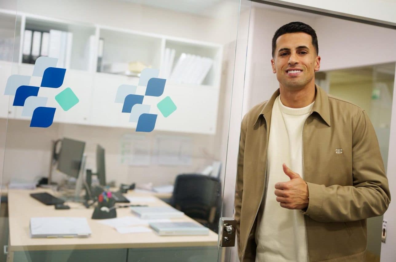 Barça oficializó el regreso del defensor portugués João Cancelo a Cataluña