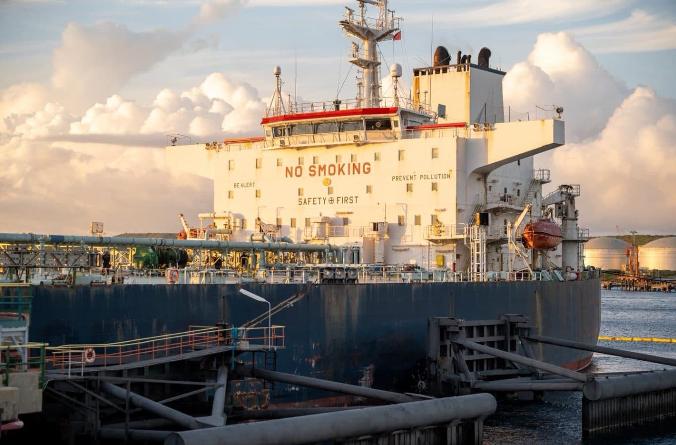 Curazao recibe primer tanquero de crudo venezolano tras captura de Maduro
