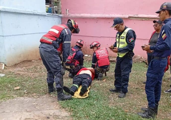Heroico Rescate: Bomberos de Caracas Salvan a Transeúnte Caído en Alcantarilla