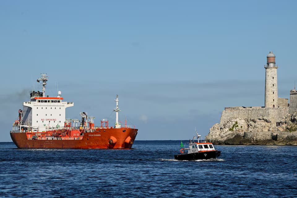 México reconsidera envíos de petróleo a Cuba por temor a Trump