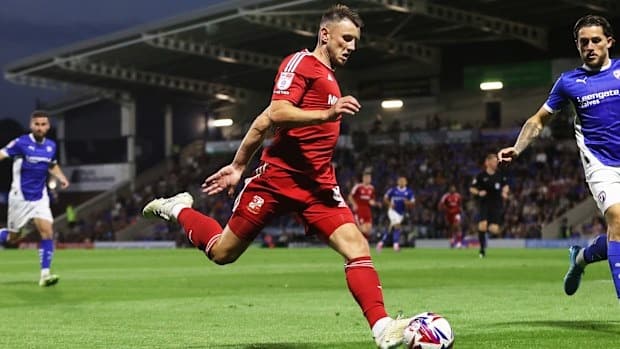 Escándalo en el fútbol inglés: un jugador le tocó las partes íntimas a dos rivales y recibió dura sanción