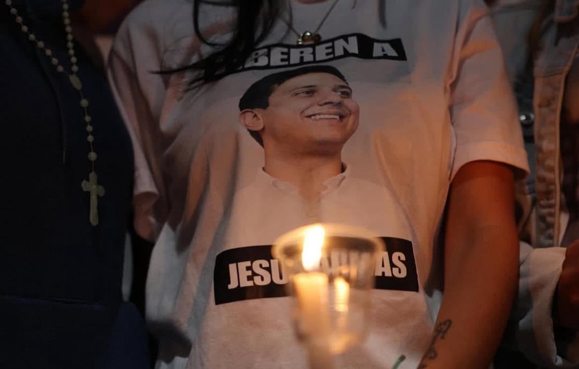 Jesús Armas recibió visita en El Helicoide mientras familias exigen excarcelaciones prometidas por Jorge Rodríguez