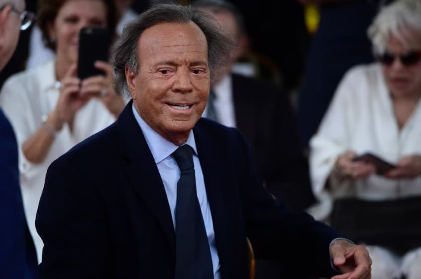 Julio Iglesias, acusado de agresiones sexuales por dos extrabajadoras de sus mansiones