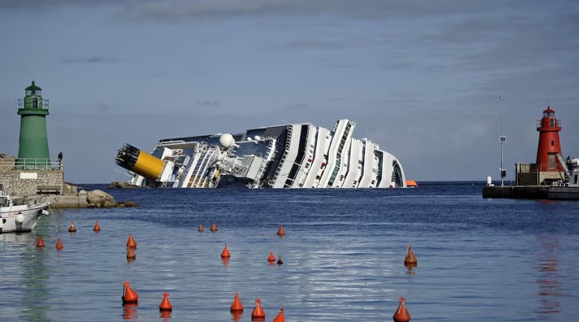 Un “saludo marítimo”, órdenes malinterpretadas y un capitán calificado de “idiota”: cuando naufragó el crucero más grande de Italia