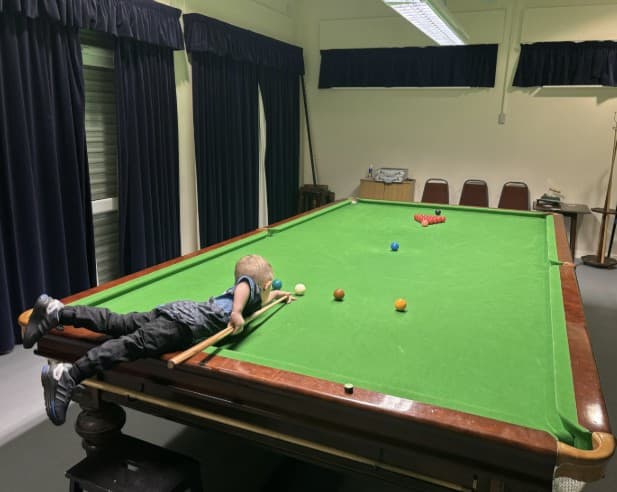 Increíble: Niño de dos años bate récords Guinness en billar