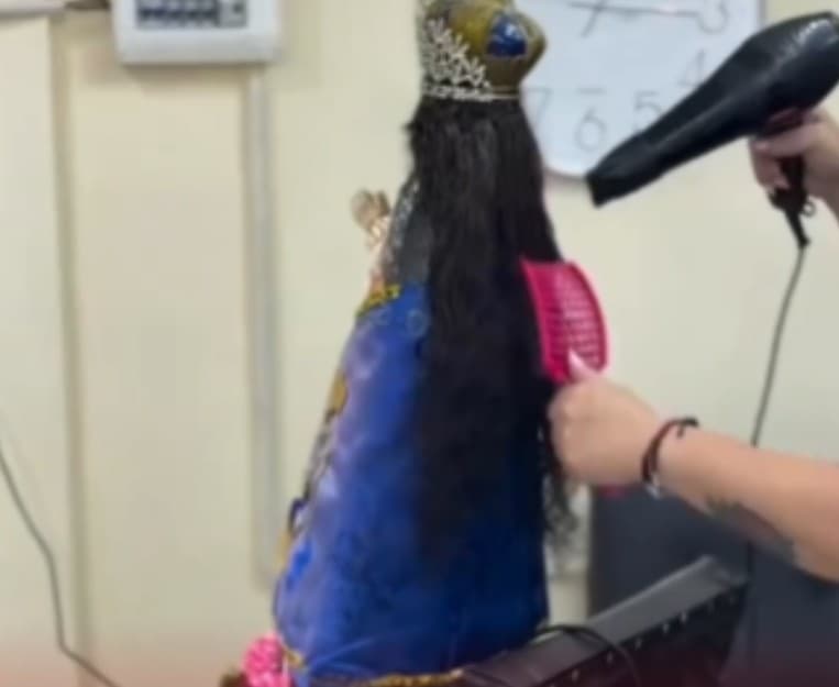 Esculturas de La Virgen de Caacupé sorprenden en una peluquería (VIDEO)