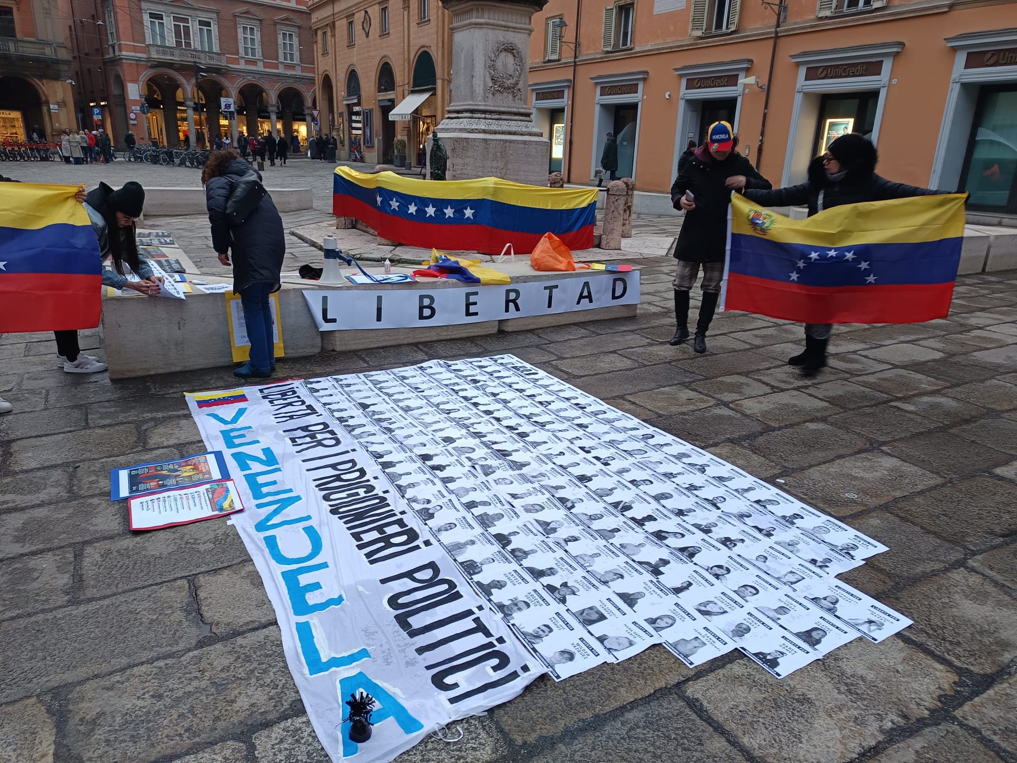 Venezolanos En Italia Exigen Libertad Para Presos Políticos En Manifestaciones Masivas