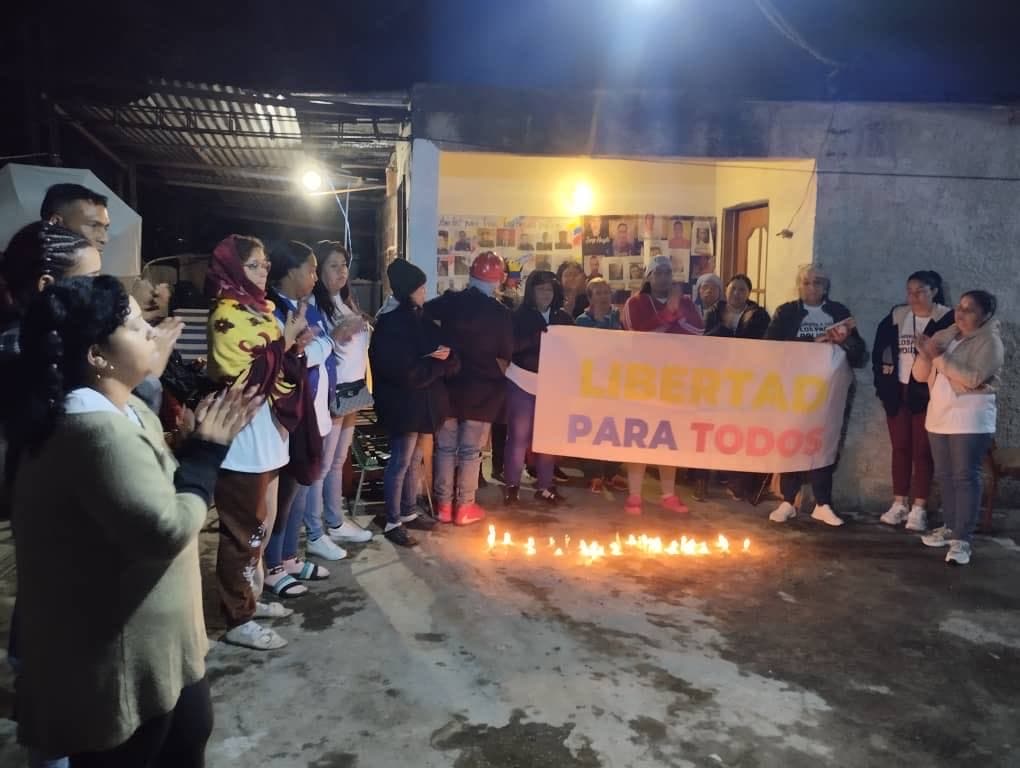 Familiares de presos políticos realizaron otra vigilia en Ramo Verde a la espera de excarcelaciones