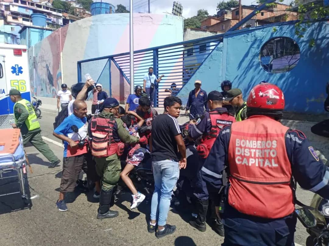 Niño gravemente herido al introducir su pie en una moto en Caracas