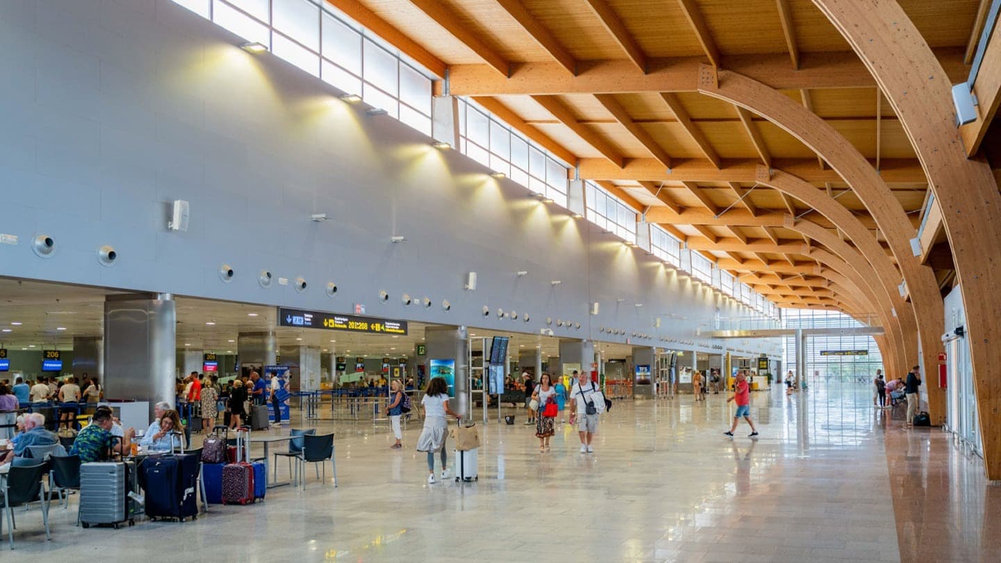 Sentó el cadáver de su esposa en una silla de ruedas e intentó subirla a un avión