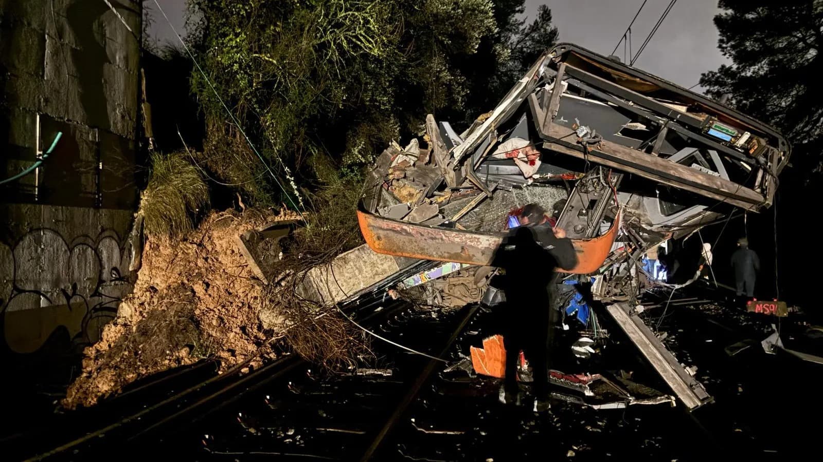 Tragedia en Barcelona: Muere maquinista tras choque de tren