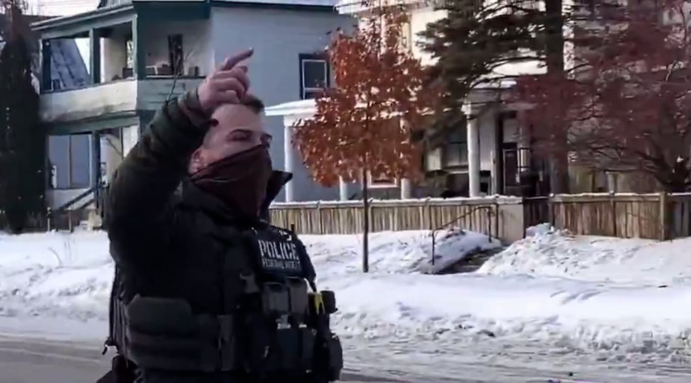 DHS reveló que el agente de ICE que disparó a mujer en Minnesota sufrió una "hemorragia interna"