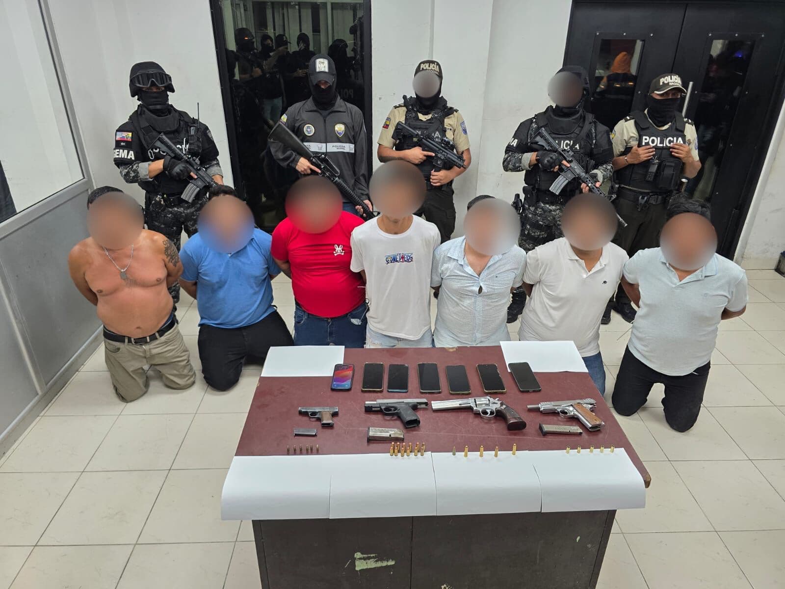 Desmantelan redes de crimen organizado en Ecuador: hallan armas y droga