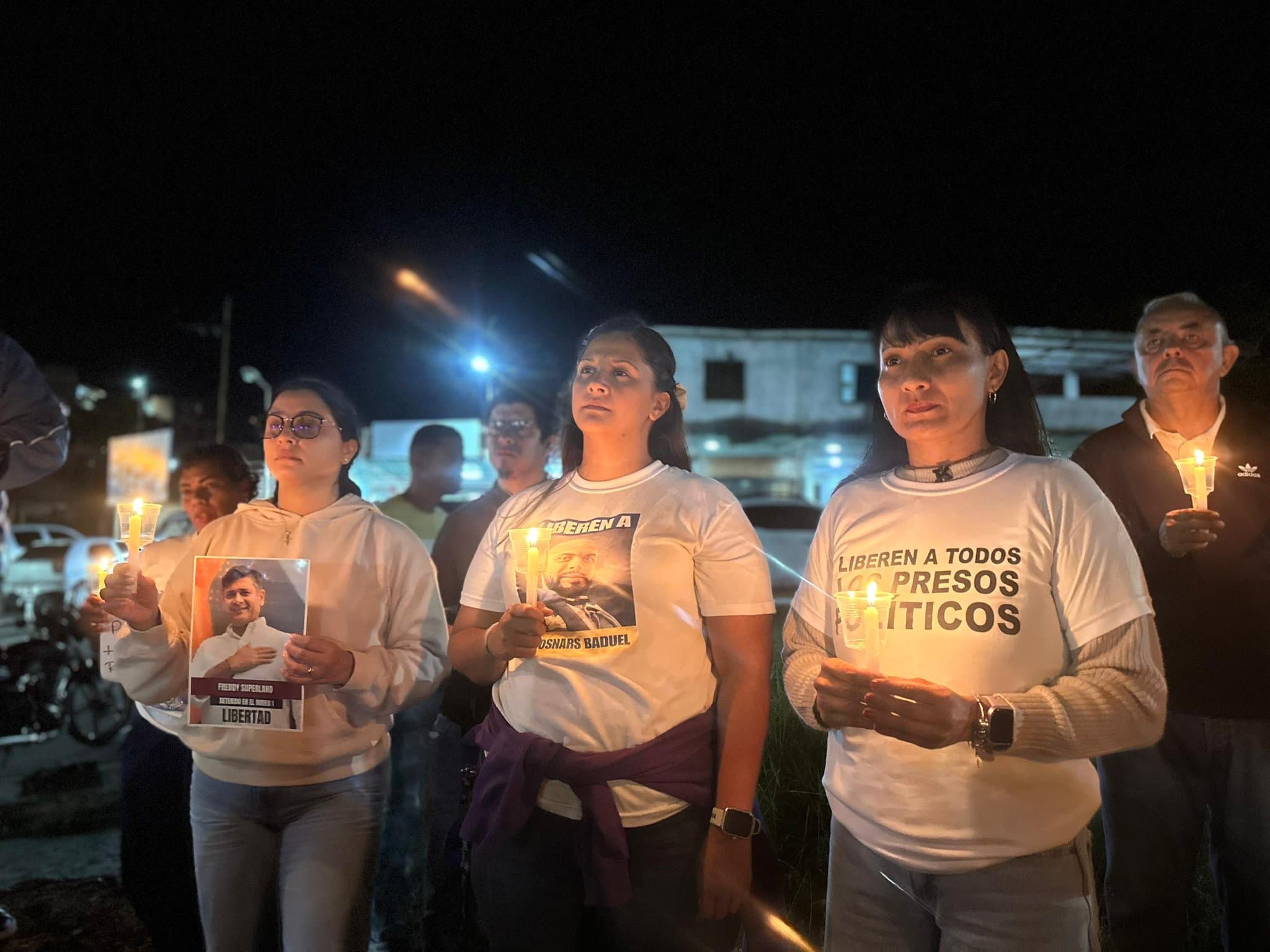 Familias claman por justicia en vigilia en El Rodeo I: 'El dolor no puede extenderse más'