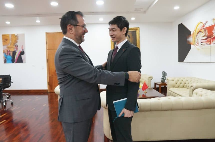 Yván Gil y el embajador chino: Evaluación de vínculos bilaterales