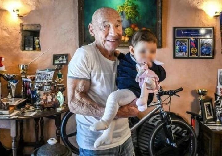 Un Hombre de 91 Años Celebra el Nacimiento de su Séptimo Hijo