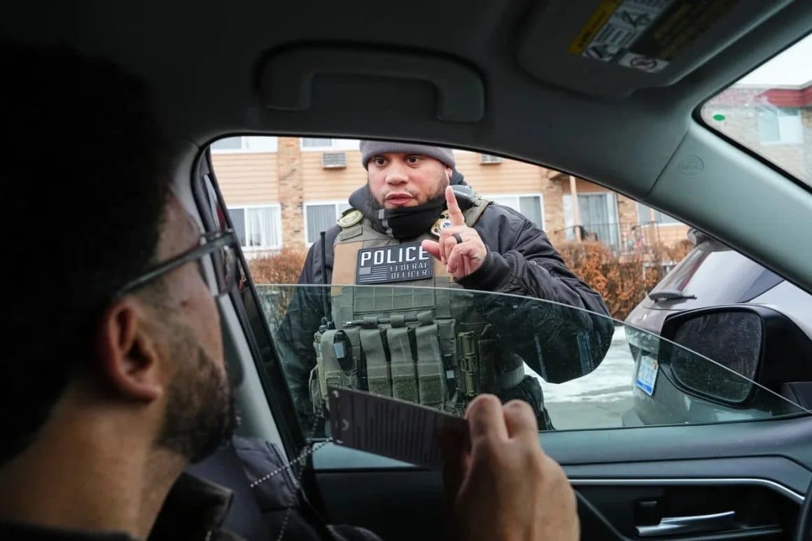 ICE utiliza ley controvertida para detener a estadounidenses en su país
