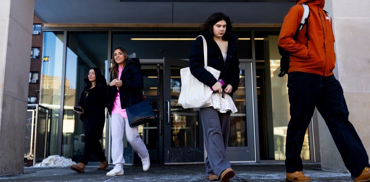 La historia de un estudiante atrapado por la prohibición de Trump