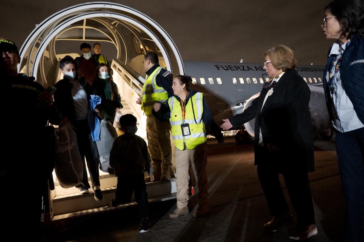 Colombia recibe 110 deportados de EE.UU. en nuevo vuelo del #20Feb