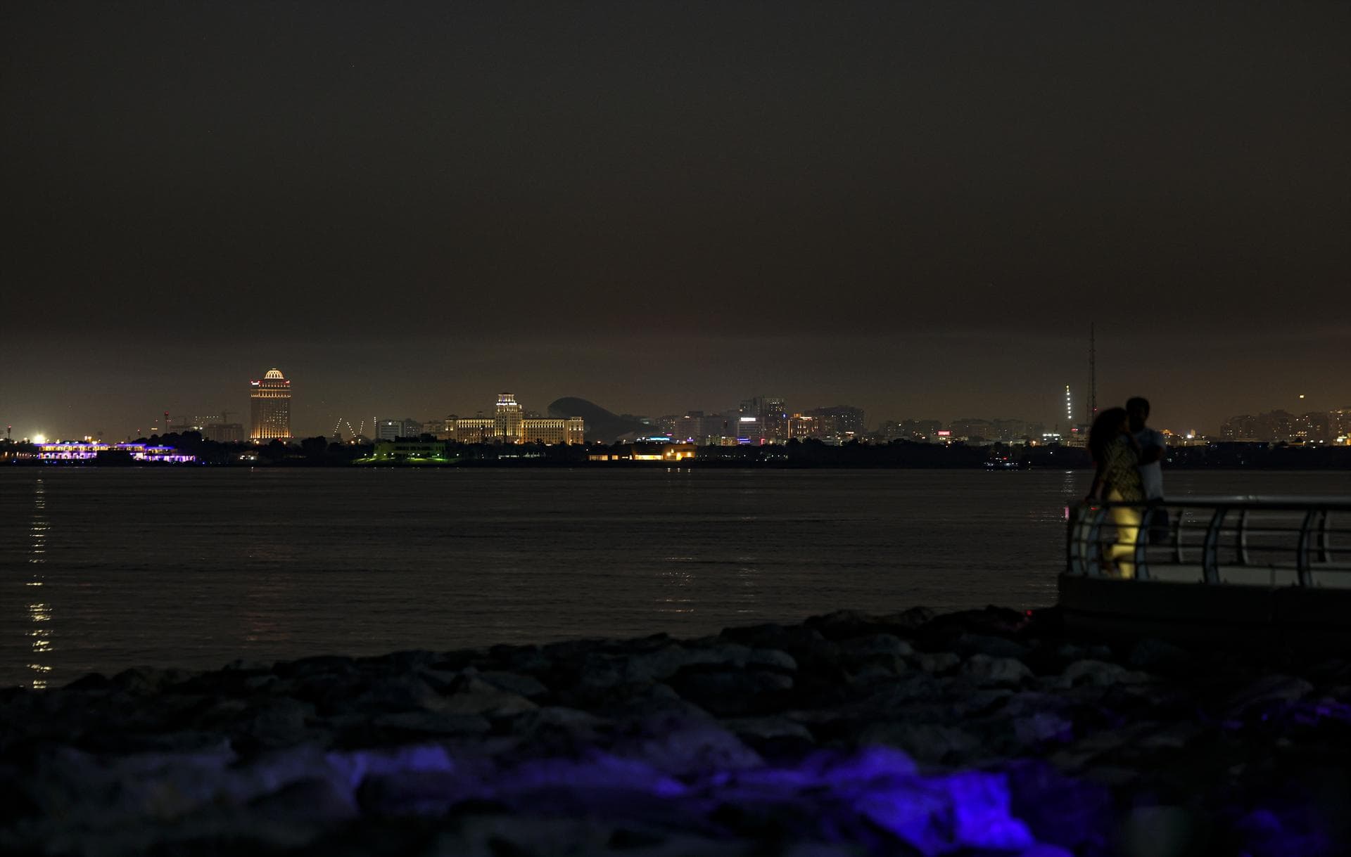 Ataques con drones en aeropuertos de EAU: un muerto y once heridos